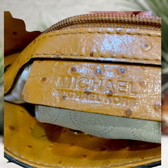 🚨‼️SOLD 🚨‼️ Michael Khors Ostrich Hamilton line leather purse - Picture 8 of 10